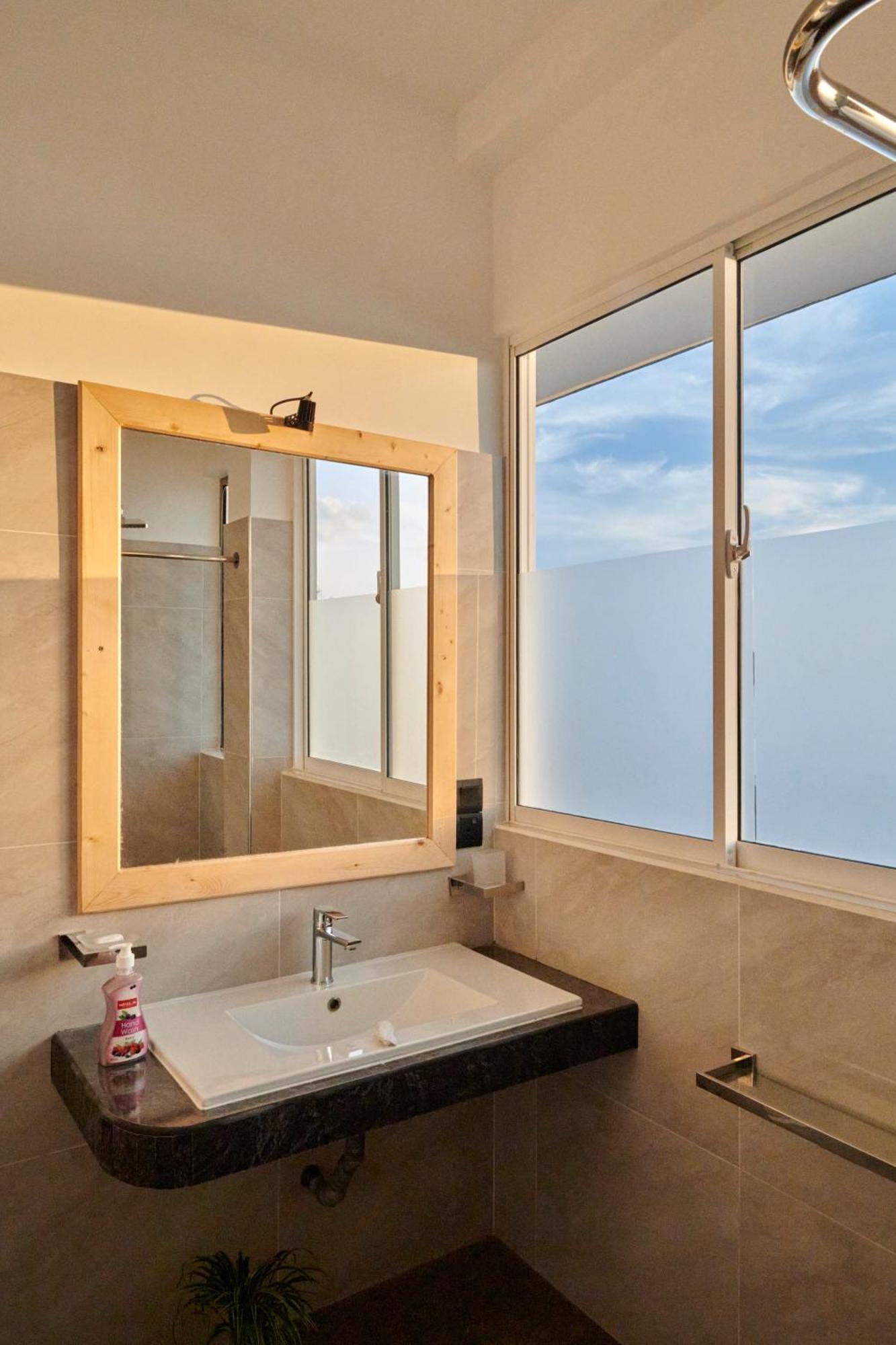 Kings Bay Beach Resort Galle Exterior photo
